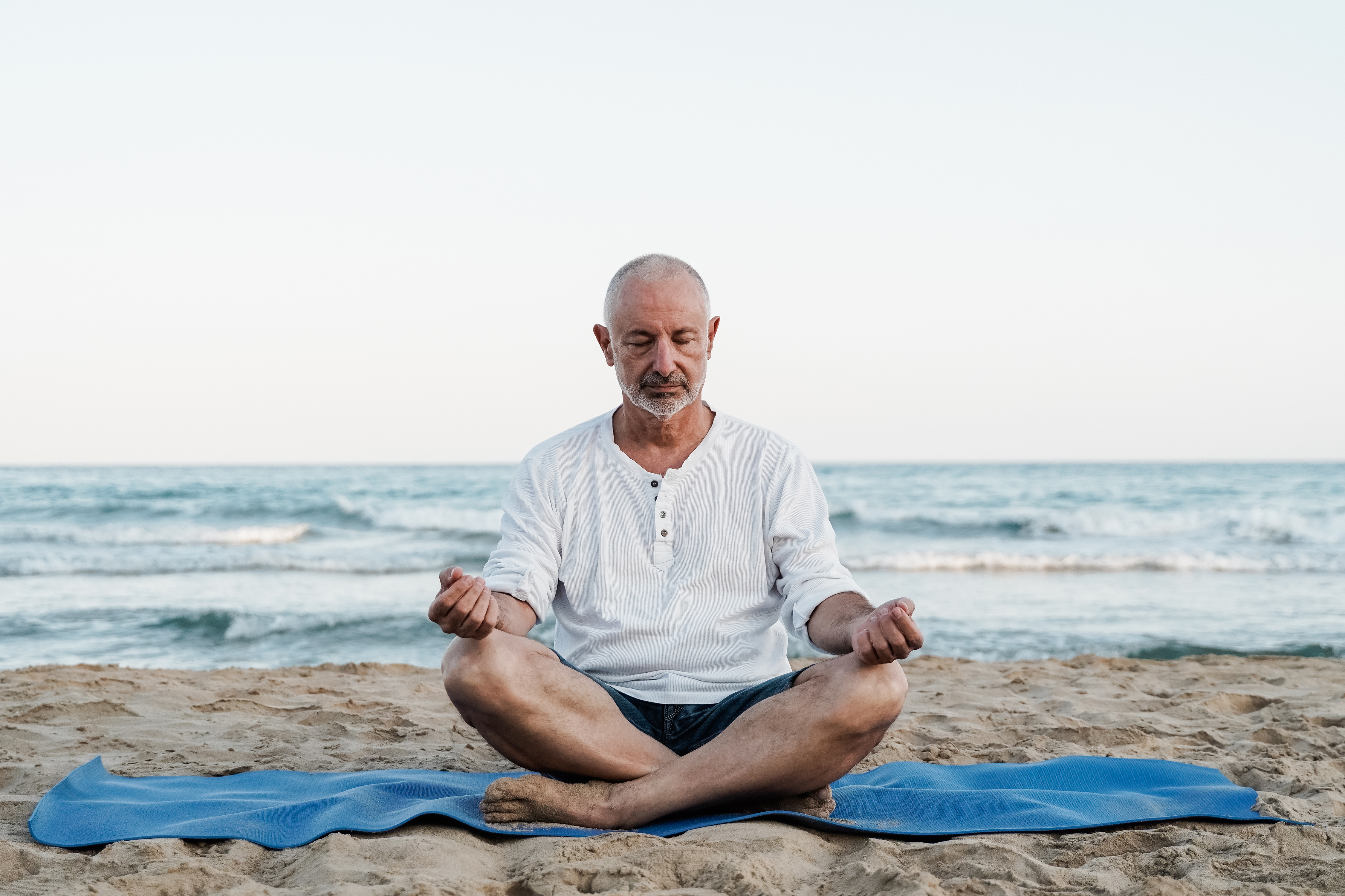 Yoga para Idosos: Adaptar poses de Yoga para a terceira idade.